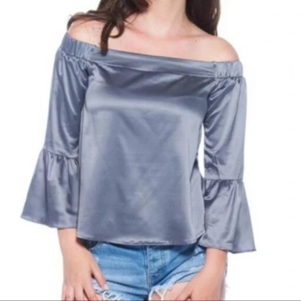 NWT Essue Off Shoulder Top Size Small Satin Bell Sleeve